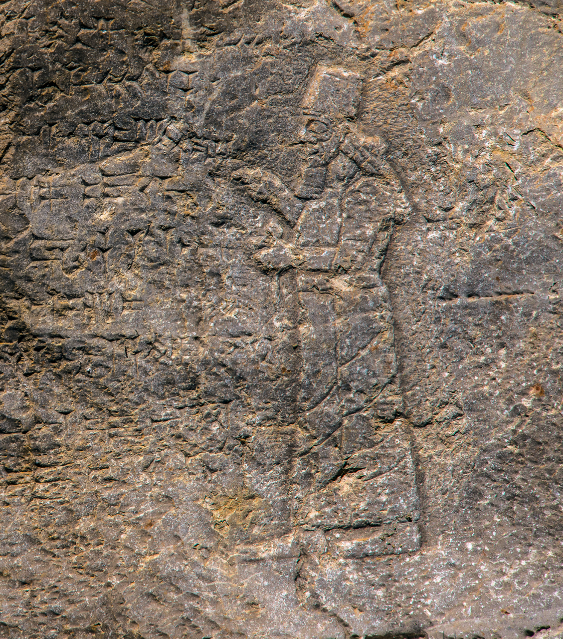 Ev nexşeya Qralê Asûrîyan Tiglat-Pileserî (B.Z. 1114-1076) li ser şikeftekê hatiye dîtin ku çemê Dibniyê tê de diherike.