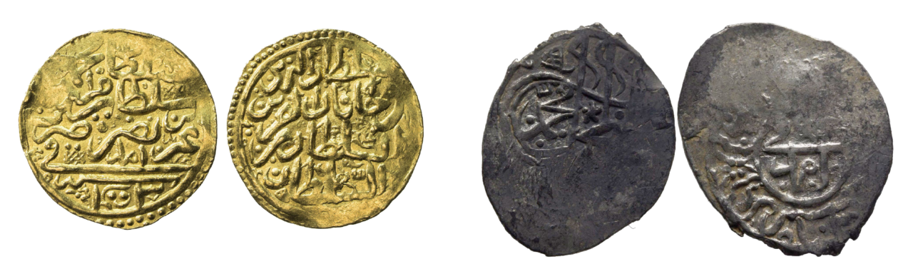 Solda: Osmanlı Sultanı III. Mehmed adına 1595 yılında Amid’de bastırılmış altın sikke.<br>Sağda: III. Mehmed adına Amid’de bastırılmış ve Osmanlı tuğrası bulunan gümüş sikke.