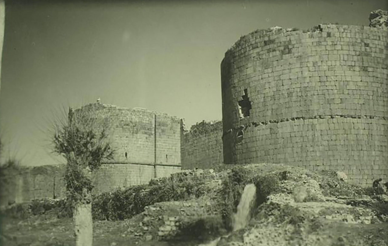 Bermahiyên dîwarên surên sêyemîn yên li Derîyê Mêrdînê ku ji aliyê hikumdarê Eyubî Melîk Kamîl ve hatibûn rûxandin.