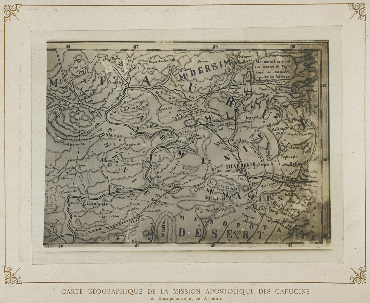 1904 tarihli bu harita, günlük hayatı belgeleyen Frère Raphaël de Ninive imzalı teferruatlı bir albümün içinde yer alıyor.