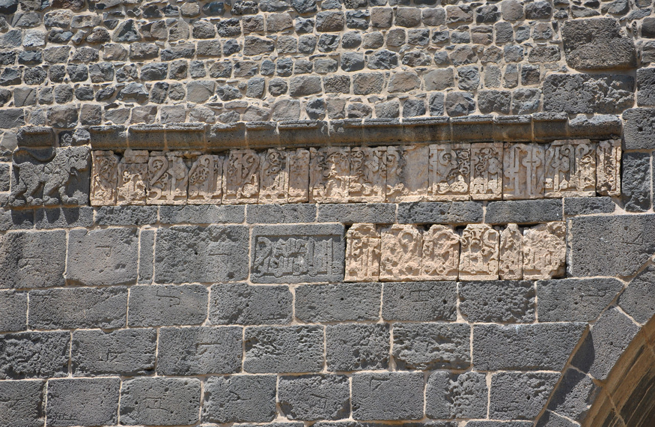 On Gözlü Köprü’nün inşa tarihi ile mimarın adının yazılı olduğu kitabe.