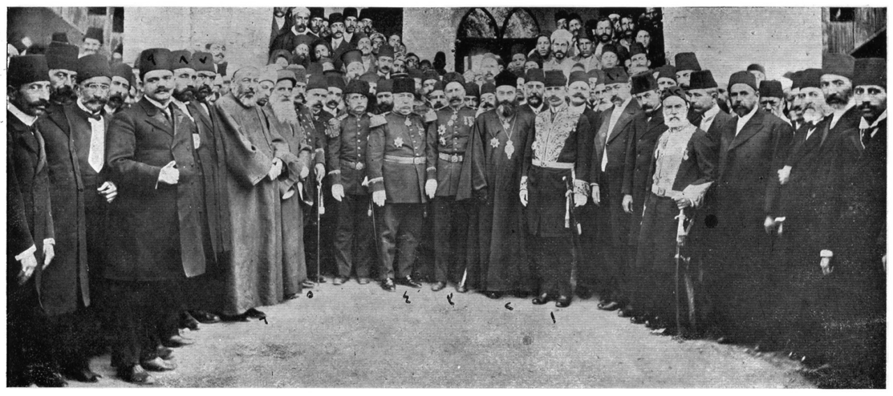 Walîyê Diyarbekirê Îsmaîl Heqî Beg, ji Petriktiya Ermenan Zaven Efendî, qumandan Seîd Paşa, qazî Mustafa Zeynedîn Efendî, Reîsê Şaredariyê Kamîl Beg û eşraf li gel hev.