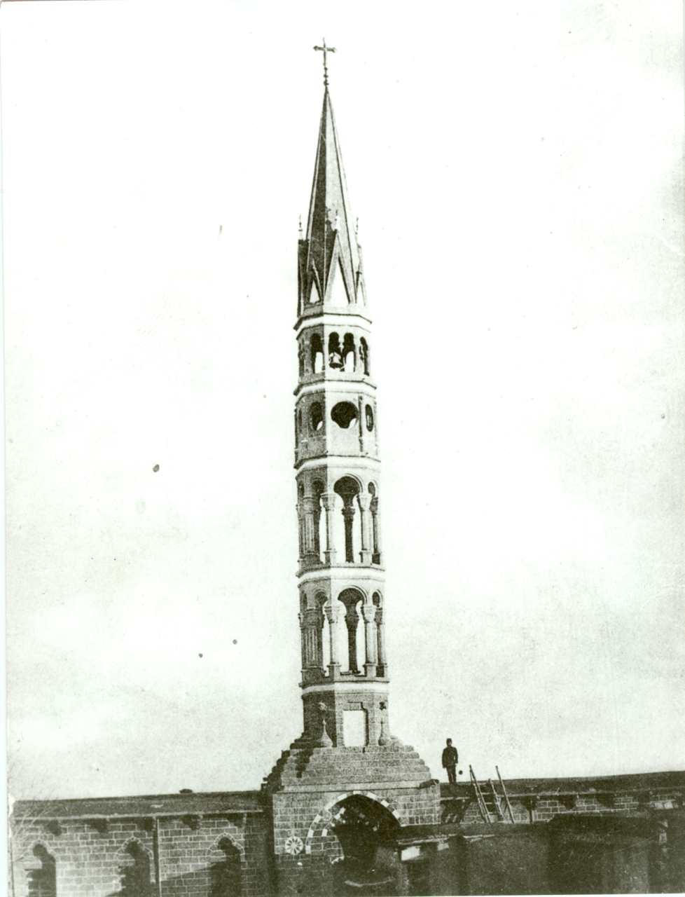 Zengila Dêra Giragosê ku di vî wêneyî de xuya dike, di sala 1916ê de hatiye hilweşandin. (Arşîva DITAVê)