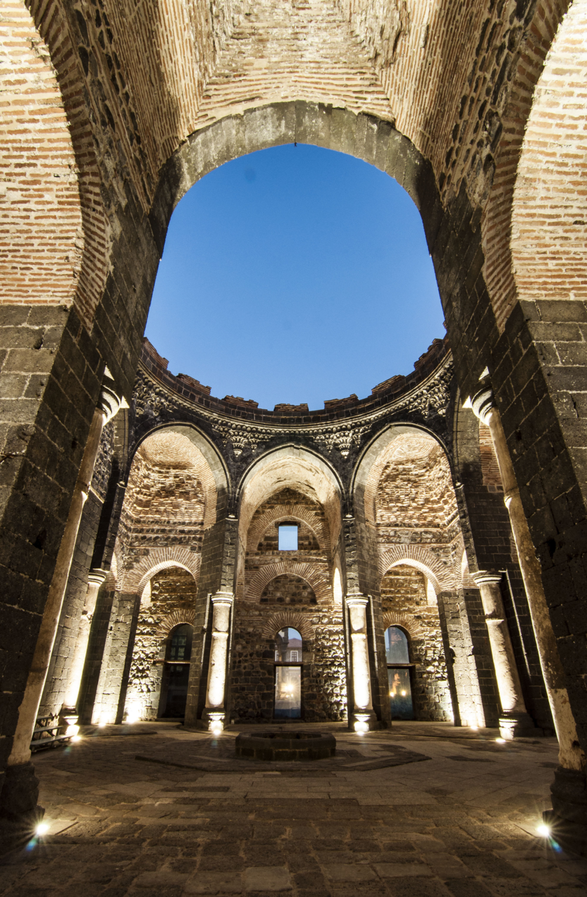 Dêra Saint George ya li Keleha Hûndir. (Fotograf: Tamer Pınar, Arşîva DİFAK ê)