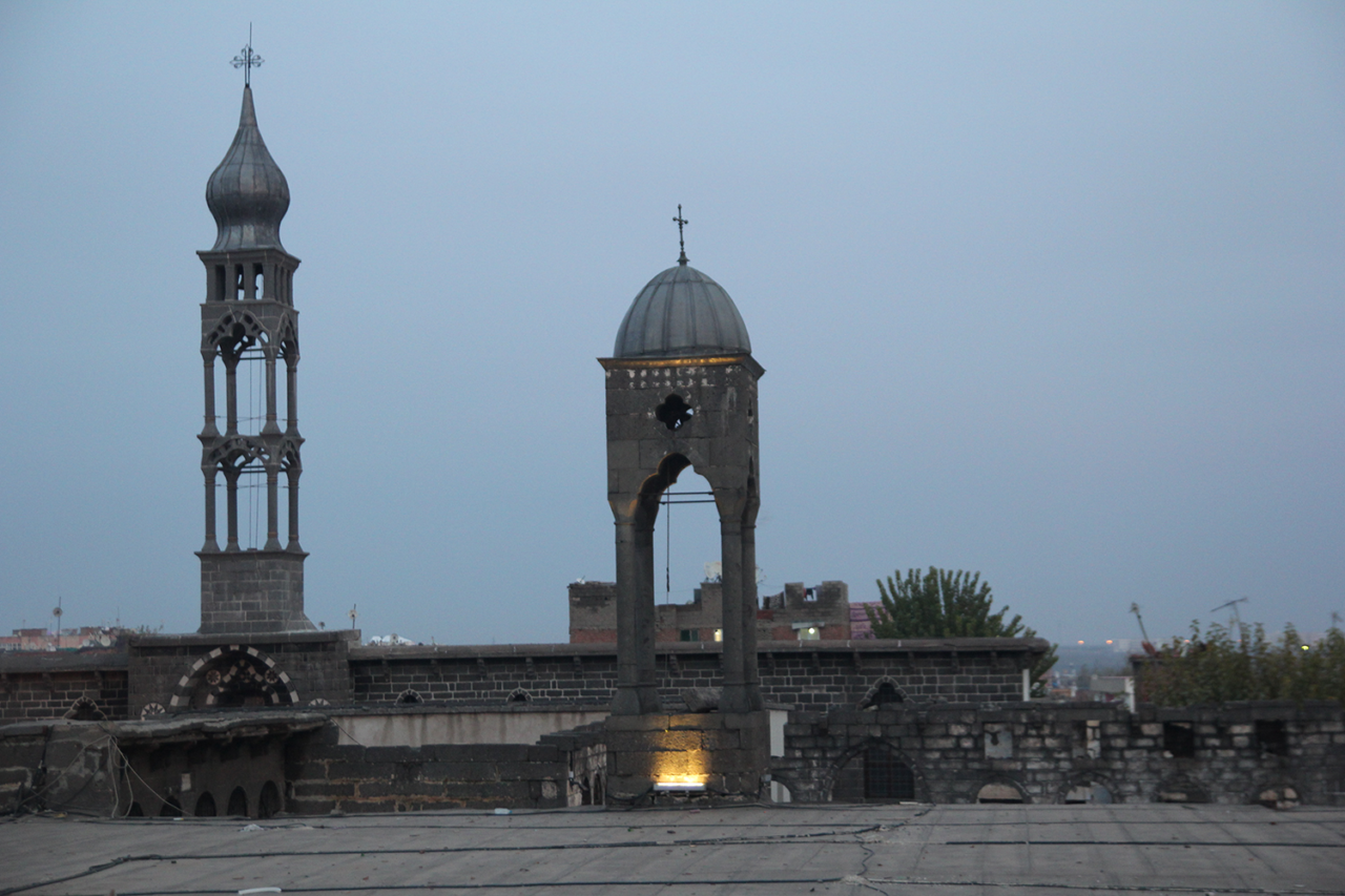 Barûyên Dêrên Surp Giragos û Mar Petyum yên li Sûr ê. (Fotograf: Merthan Anık, 2015)