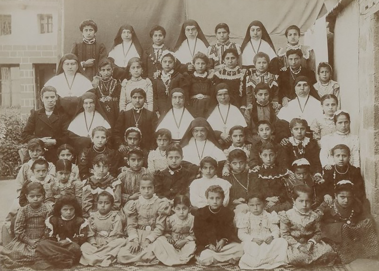 Xwendekarên dibistana mîsyoneriyê ya Diyarbekirê.