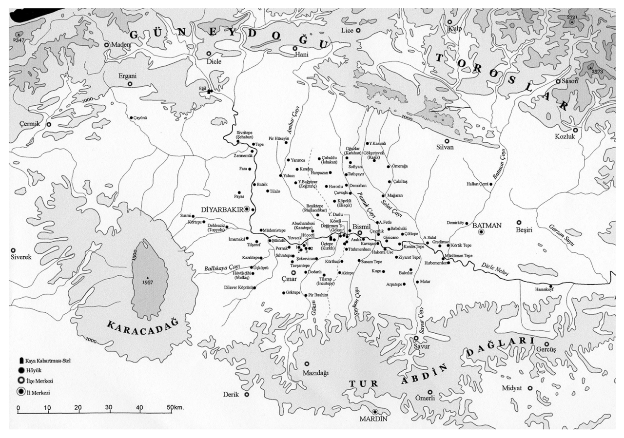Çemê Dîcleyê û cihnişînên arkeolojîk yên li serê. (Amadekar: Kemalettin Koroglu)