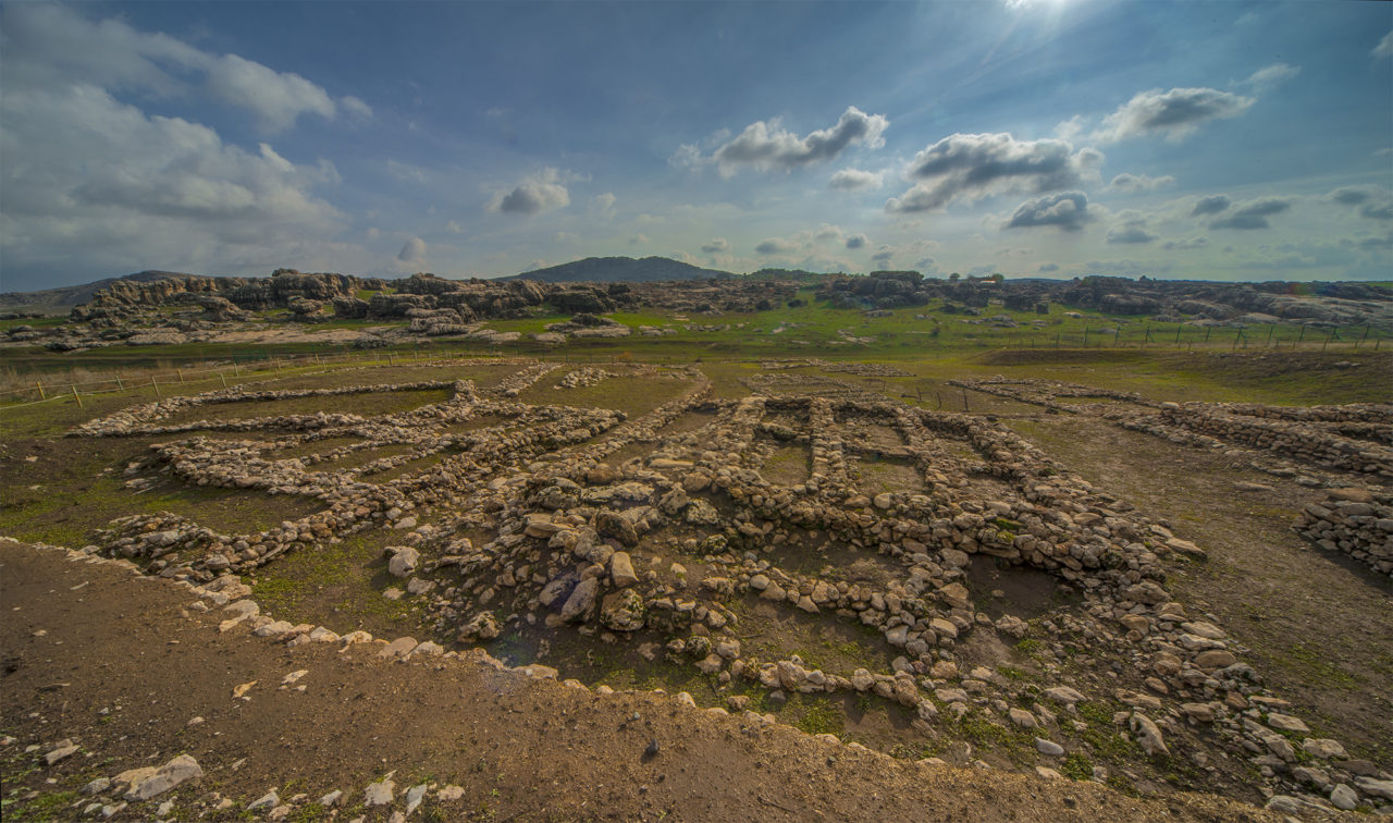 Mirov dikare şopên ji xaniyên hêsan yên bi hejik û çiqlan yê gilover derbasbûna xaniyê kerpîçî ku xwedî bingehên kevir in û cur be cur dibin, şopên ji jiyana nêçîrvanî-berhevkariyê derbasbûna jiyana bi çandiniyê vê girêdayî li Qotê Ber Çem bibîne.