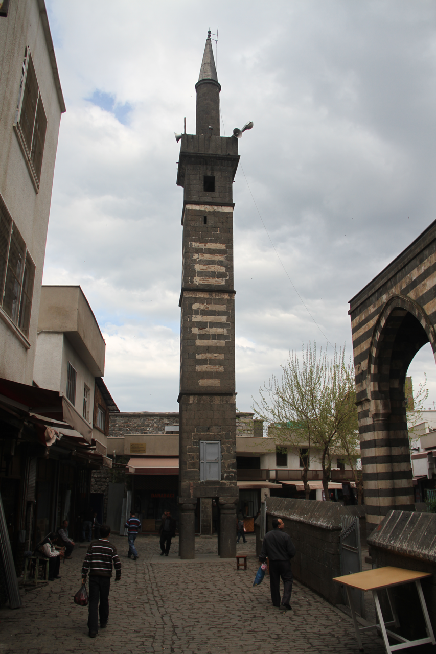 Minareya Çar Ling, yek jî mînakên girîng yê avahîsaziya Akkoyunîyan e ku li gel her tiştî li ser pîyan ma ye.