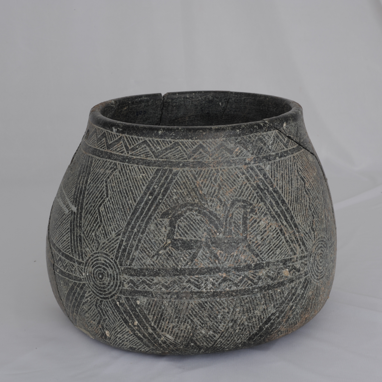 Li ser vê derdana ku li Girê Kortikê hatiye dîtin motîfa pezkovîyekê hatiye neqişandin.