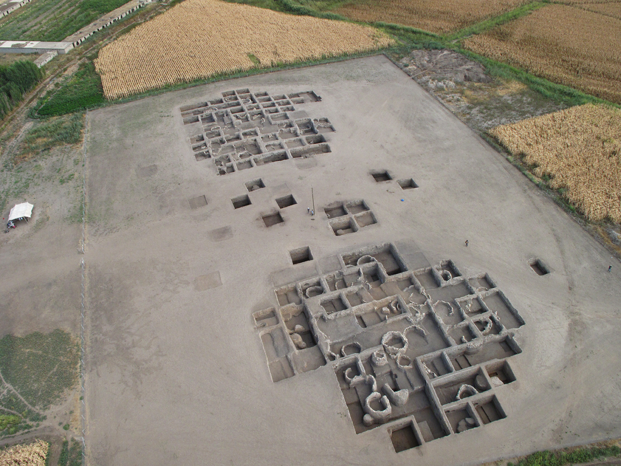 Gire Kortik şûnewareka ku, serdema herî ewil ya komikên nêçîrvan-berhevkar ji koçeriyê derbasî jiyana gundîtiyê bûne temsîl dike.