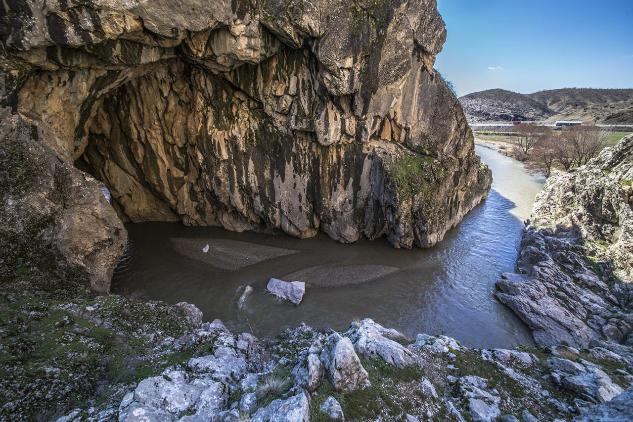 Şikeftên Birqleynê li ber Çemê Dibnî ku wekî baskê rojhilat yê Çemê Dîcleyê tê zanîn cih digrin.
