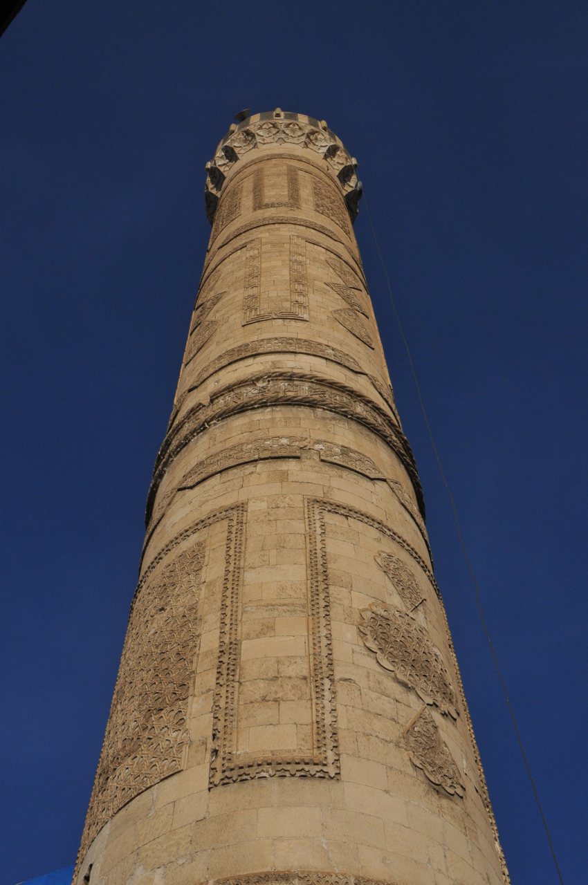Sur’daki Safa (İparlı) Camii’nin minaresi 15. yüzyıl estetiğini bugüne taşıyor. (Fotoğraf: Merthan Anık)