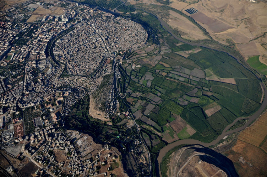 Perçeyê bajêr ku ji nayê veqetandin Bexçeyên Hevselê, bi sedan salane ku li vê erdnîgariyê çavkaniya bereketê ne. (Fotograf: Merthan Anık, 2007)