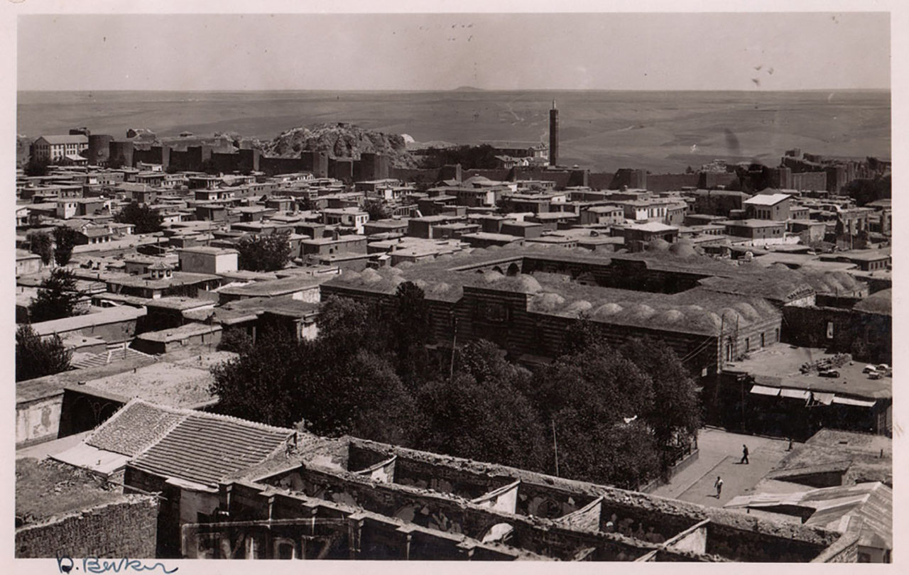 Dîmenê Qeleya Navîn ku minareya Mizgefta Mezin hatiye girtin.