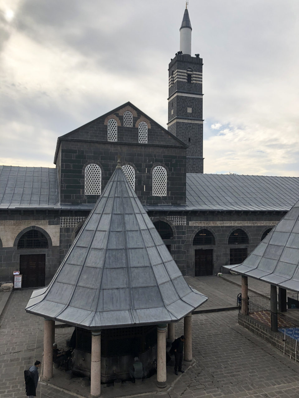 Minareya çargoşe di sala 1839an da hatîye lêkirin. Şadirwana li hewşê jî di 1849an da lê hatîye zêdekirin. (Wêne: Meral Halifeoğlu)