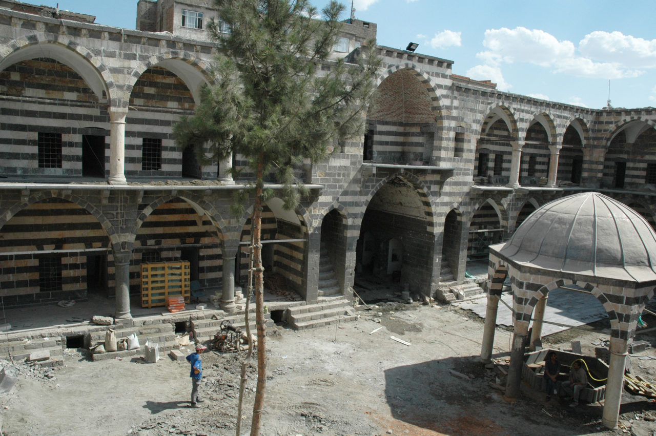 The public reaction to the negative outcomes that the proposed restoration work may create proved effective. Certain aspects of the project were cancelled for the good of the city.<br>(Photograph: Nevin Soyukaya, 2006)