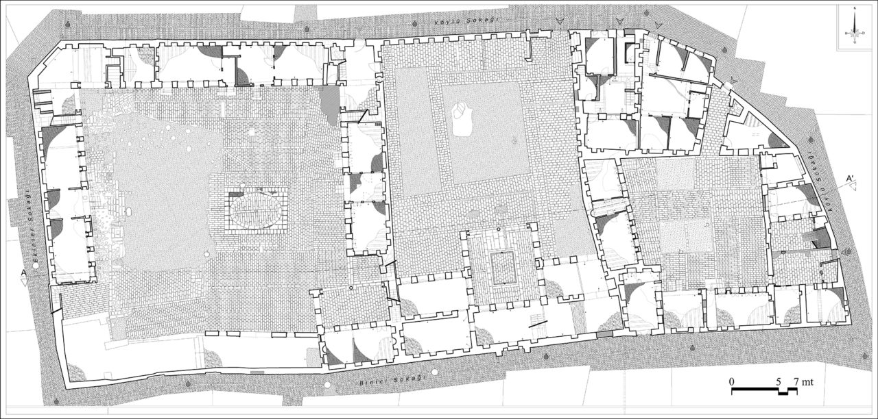 Qesra Cemîl Paşayî yek ji kêm avahîyan e ku xwedî xisûsîyetên xanîyên nerîtî yên Dîyarbekirê ye û gihiştîye roja îro. Di plansazîya qatê zemînê yê qesrê de, çeperast bi dorê beşên herem, koçik û servîsê dihên dîtin. 