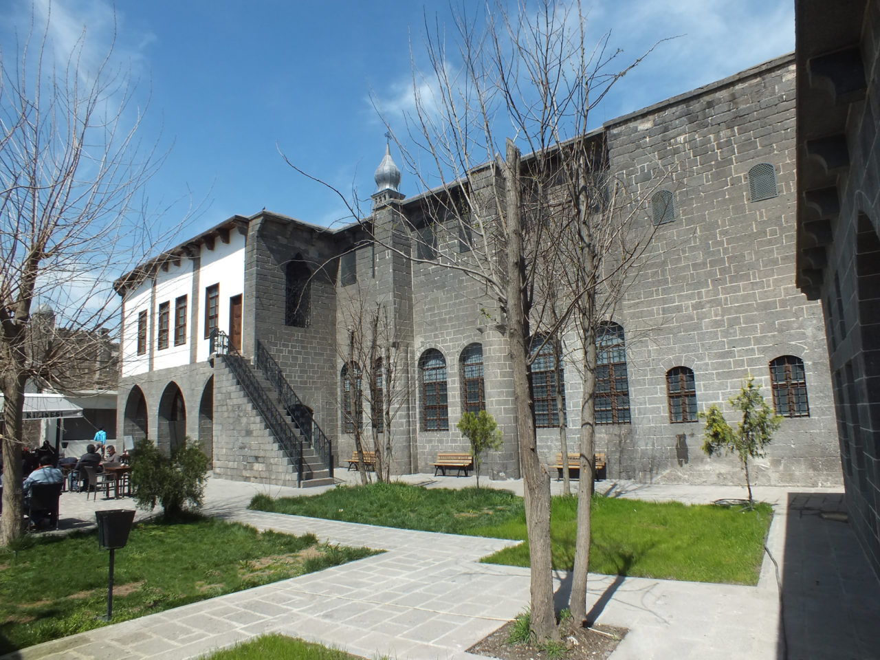 With units including a chapel, a clergy house, a guesthouse, a classroom and shops, the Surp Giragos Church is an integrated complex.<br>(Photograph: Meral Halifeoğlu)