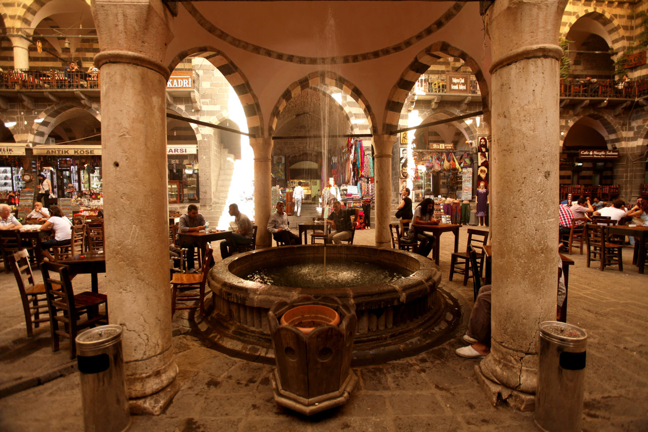 There is a domed fountain structure supported by six columns in the courtyard of Hasan Paşa Hanı. Today, on the ground floor, there are shops selling souvenirs, and cafés.