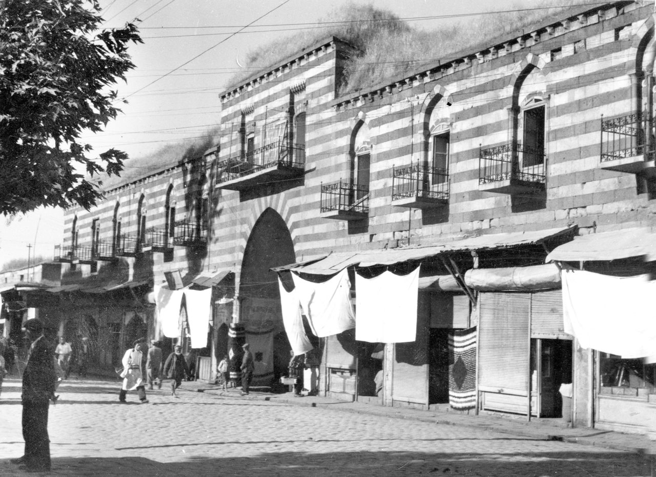 Travellers passing through Anatolia left behind written records praising Hasan Paşa Hanı. This photograph is from 1954. (The archive of Muvaffak Uyanık)