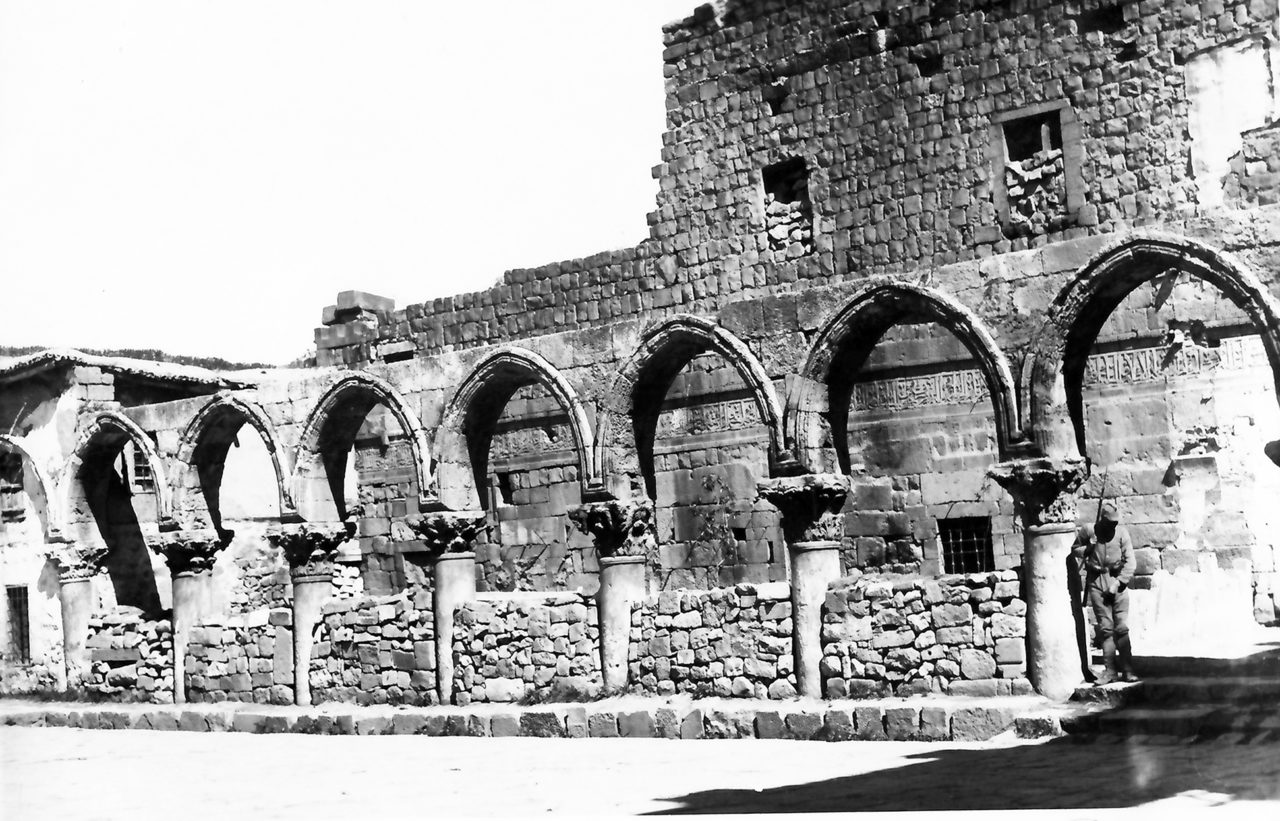 Gava ku meriv di çarçoveya daneyên arkeolojîk da li tarîxa mîmarîya Mizgefta Mezin dinêre, rastî forûm û katedraleka aîdî serdema Romayê dihê.<br>(Arşîva Oruç Ejder)