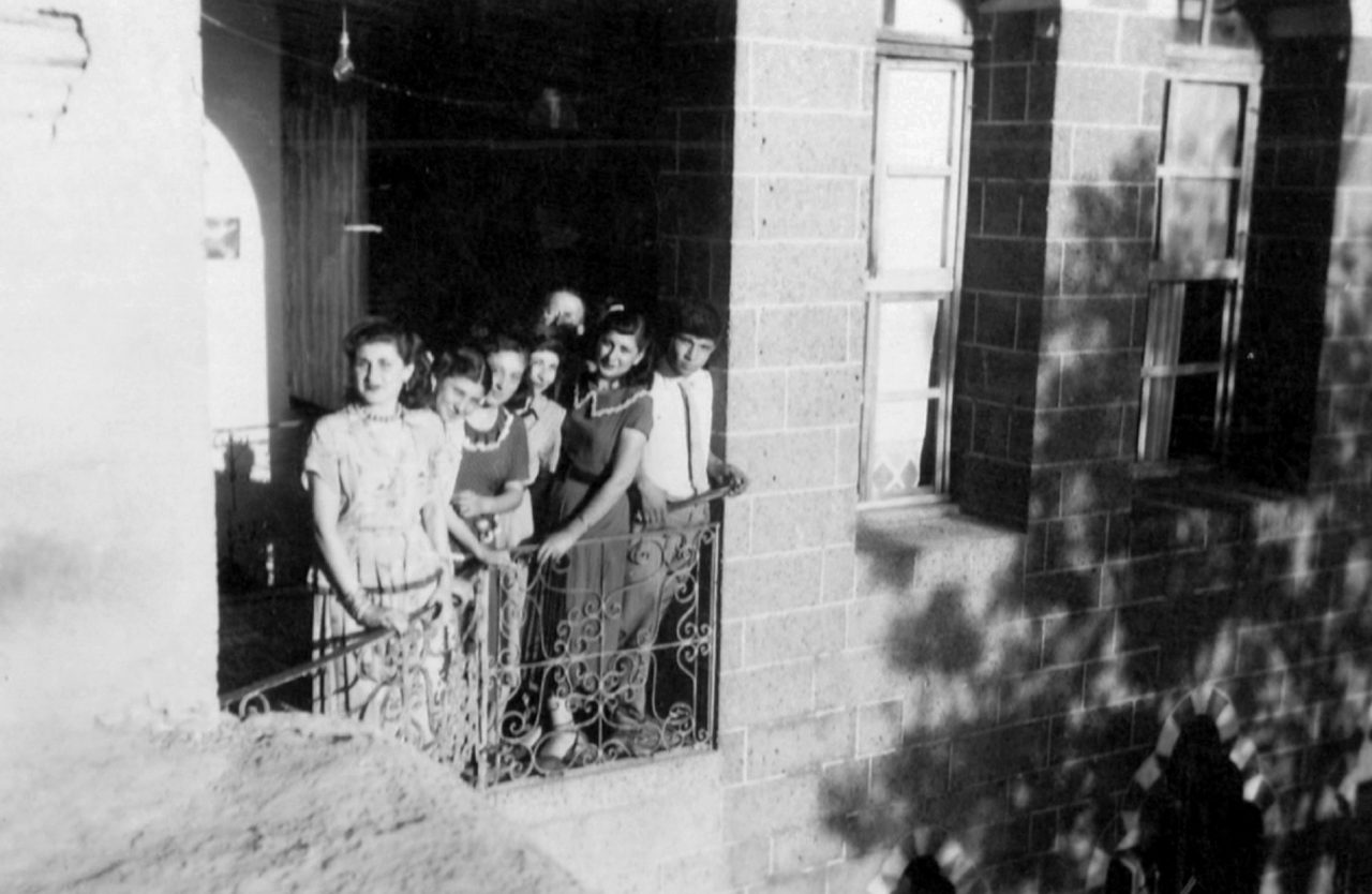 Li qesra ku mazûvanîya gelek endamên malbatê dikir, ji bo mesrefên serekî pergaleka ekonomîyê ya kolektîf hatibû sazkirin. (Arşîva Ferda Cemiloğlu)