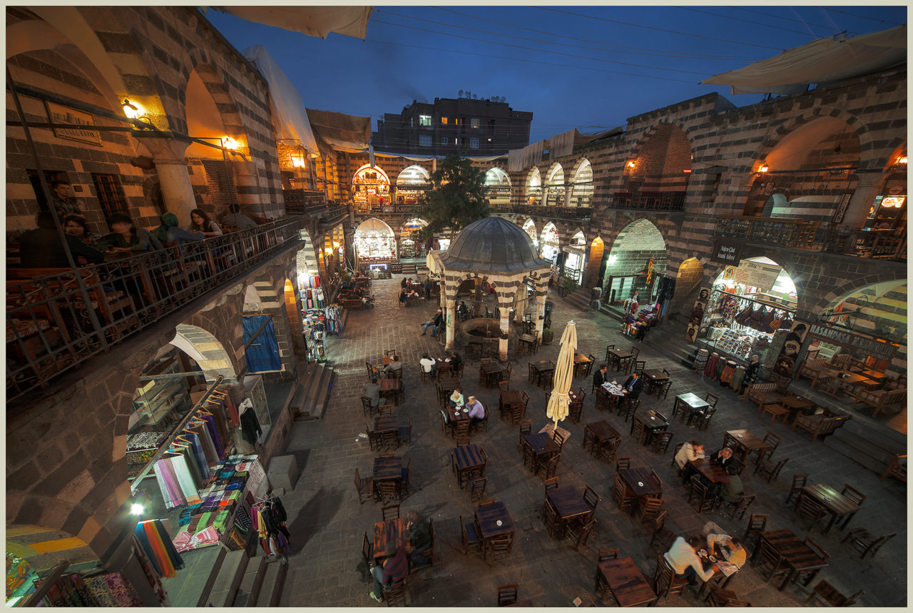 Portraits of figures as diverse as Ahmad-i Khani, Ahmet Kaya, Deniz Gezmiş, Che, Said Nursî, Ayşe Şan and Yılmaz Güney come together in the carpet shops of Hasan Paşa Hanı, reflecting the city’s world of imagination.