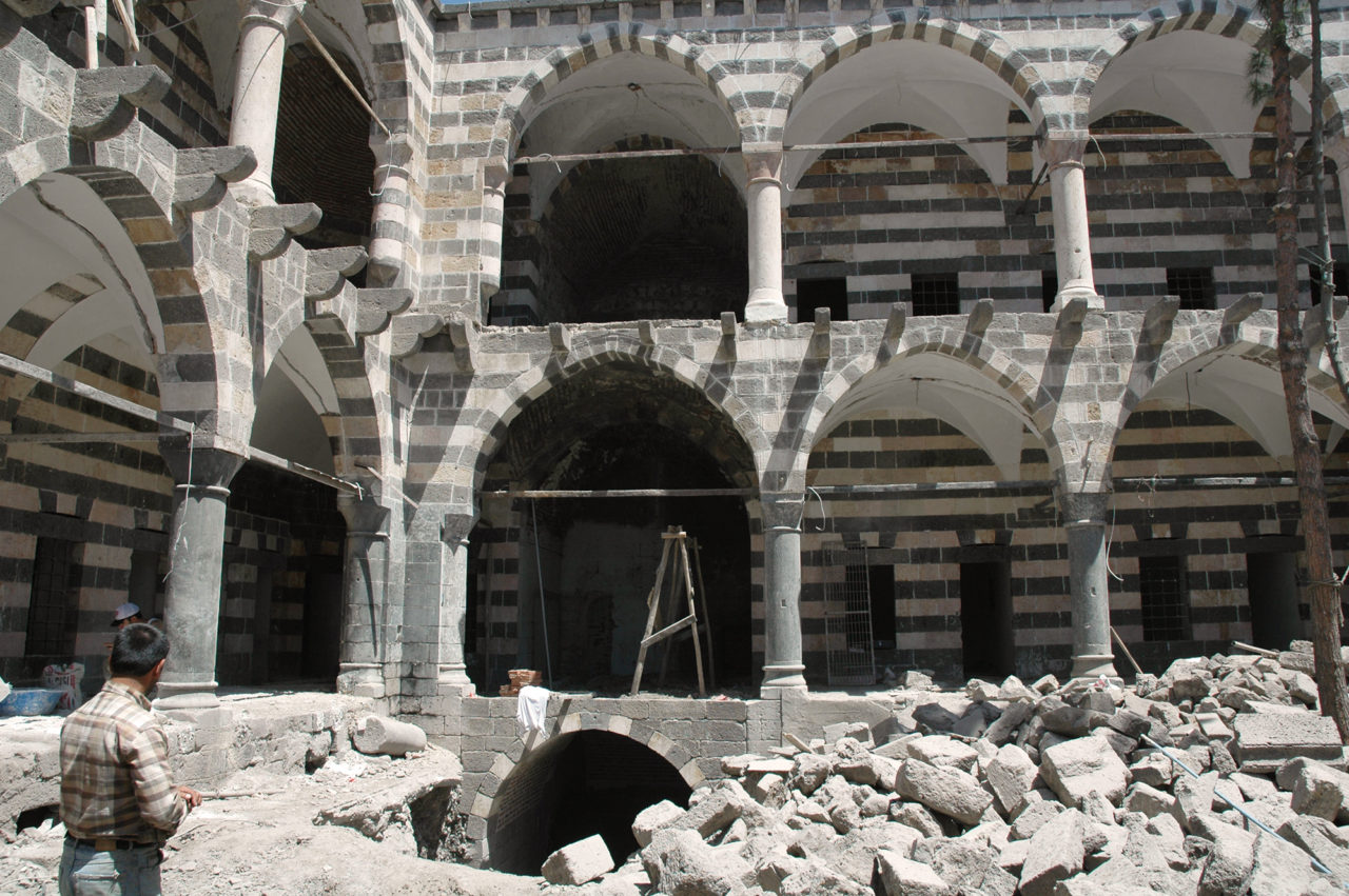 Restoration at Hasan Paşa Hanı began in 2006. A working group made up of specialists met in order to examine certain incongruent practices.<br>(Photograph: Nevin Soyukaya, 2006)