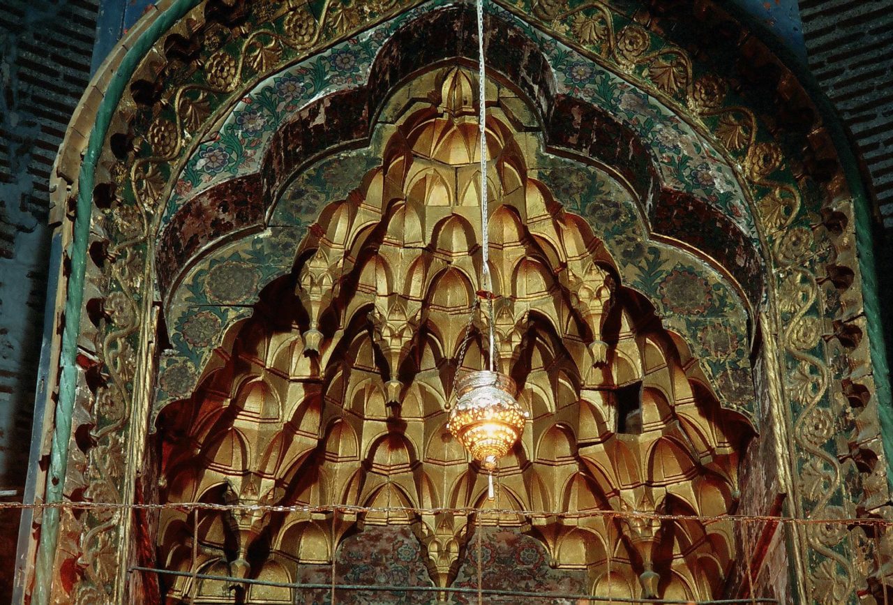 A fire in the 9th century led to the destruction of many sections of the Virgin Mary Church. The photograph shows a detail of the hand-painted wooden kduşkudşin (apse) made after the fire.<br>(Photograph: Merthan Anık, 2005)