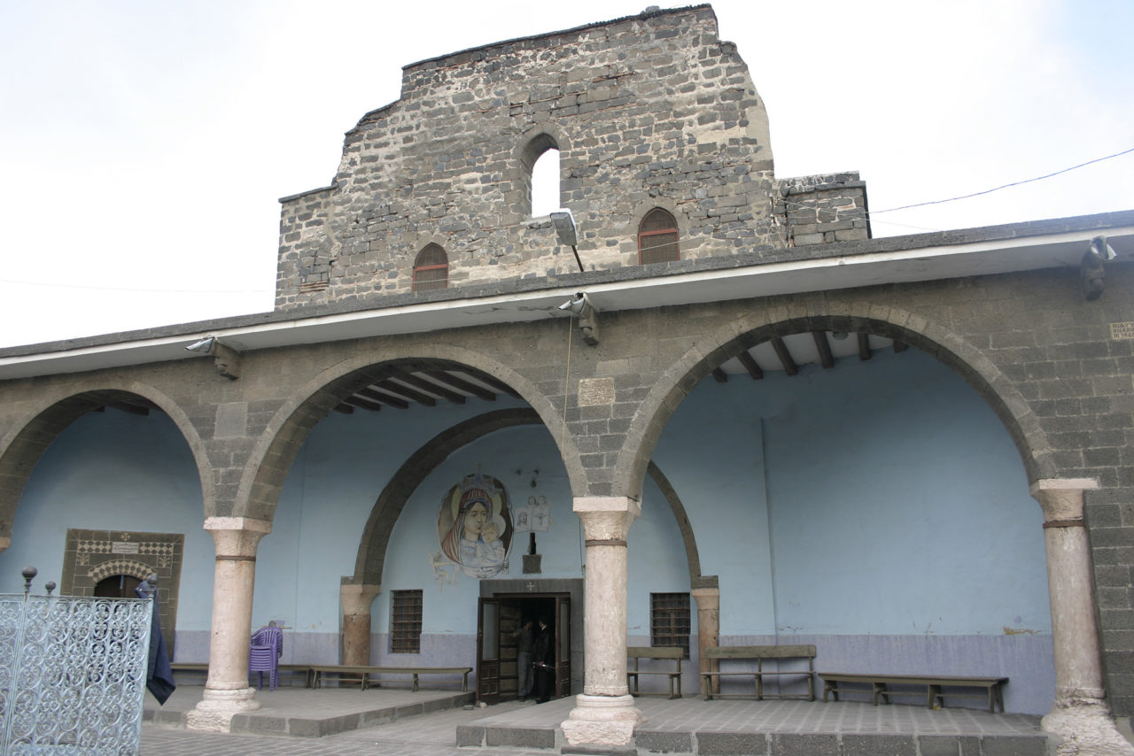 With the restoration that began in 2004, certain interventions carried out after the 1950s which were incongruent with the church’s architecture were removed. The image of the Virgin Mary and Child Jesus above the entrance was painted by a Syrian painter who forcibly migrated from Iraqi Kurdistan to Diyarbakır in 1990 following the Halabja massacre. (Photograph: Dilan Bozyel)