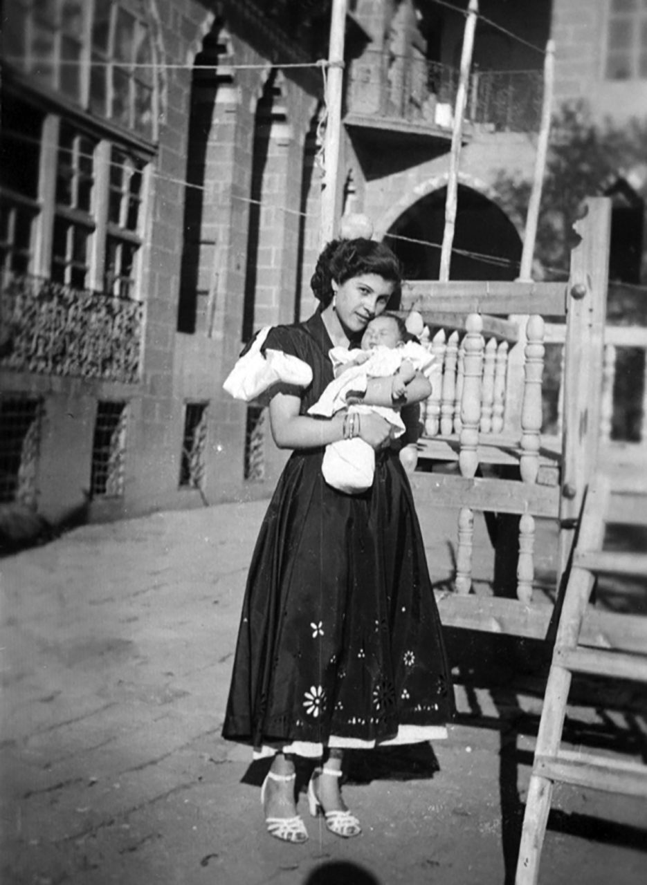 Pispîsk dihat bikaranîn ji bo ku gelek zarokên li qesrê bihên îdarekirin. Ji bo zarokên ku li gor temenên xwe dabeşî koman bûbûn, saetên xwarin, dibistan û dersê bi vî awayî dihat hesandin.<br>(Arşîva malbata Cemîl Paşayî)