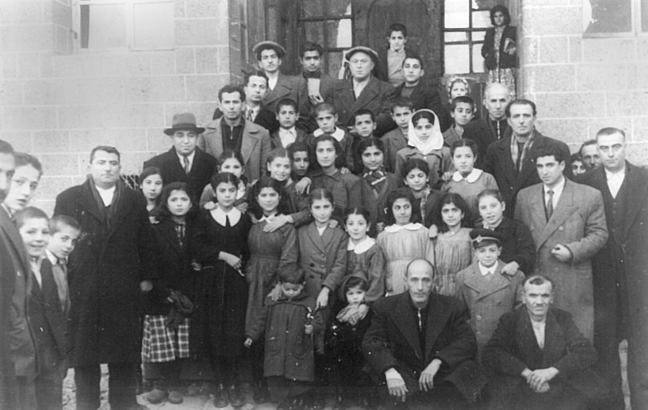 At times, four or five Assyrian families shared the same courtyard, and even if they had neighbourly relations, they often led secluded lives. The photograph is from the 1940s.<br>(The archive of Adnan Palakoğlu)