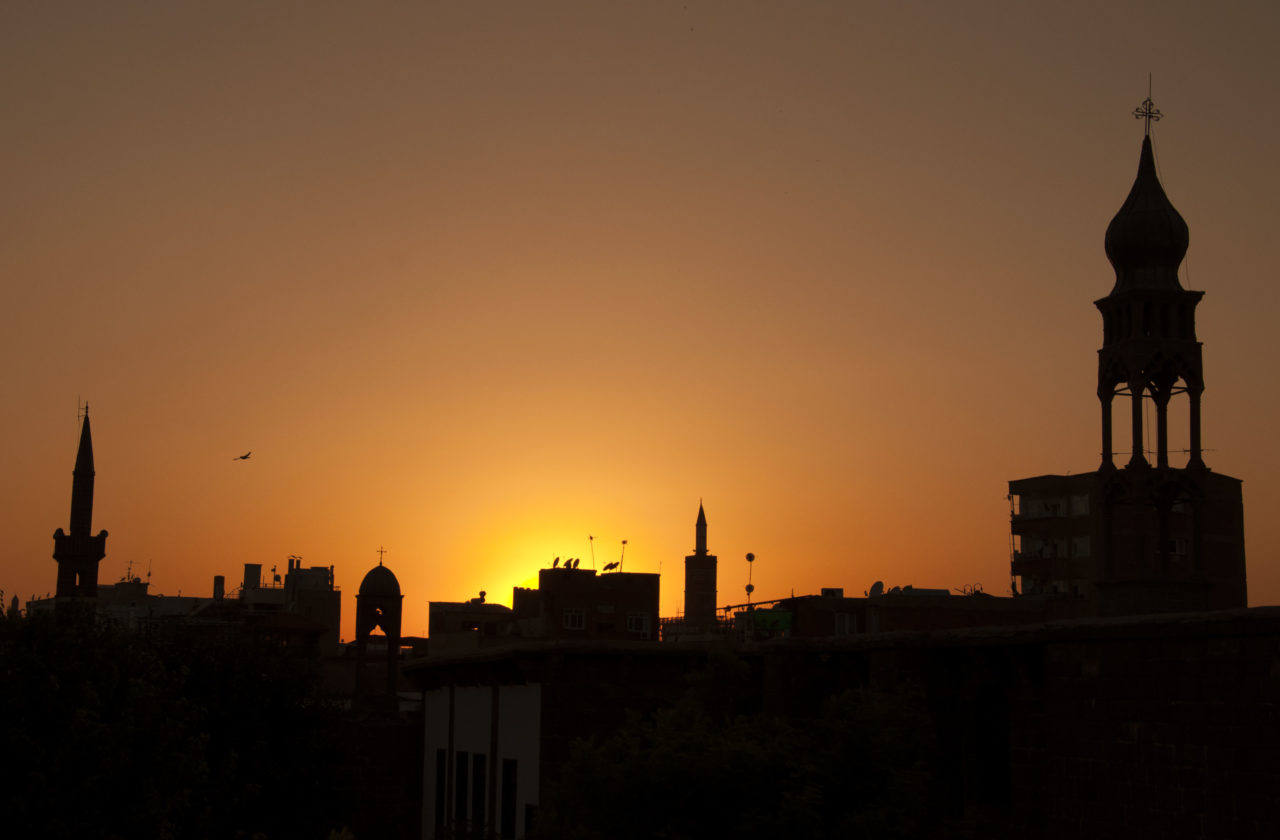 It is possible to fit, in the frame of a single photograph taken at Sur, the “Four-legged Minaret” of the Sheikh Mutahhar Mosque, the Mar Petyum Church, Ulu Cami [the Grand Mosque] and the Surp Giragos Armenian Church. (Photograph: Tamer Pınar, 2015)