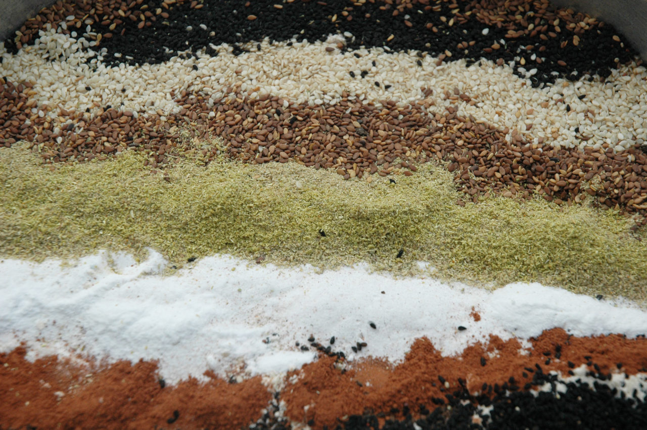 Kara çörek otu, mahlep, susam (kunci), mayana Diyarbakır çöreğinin olmazsa olmaz baharatlarından.