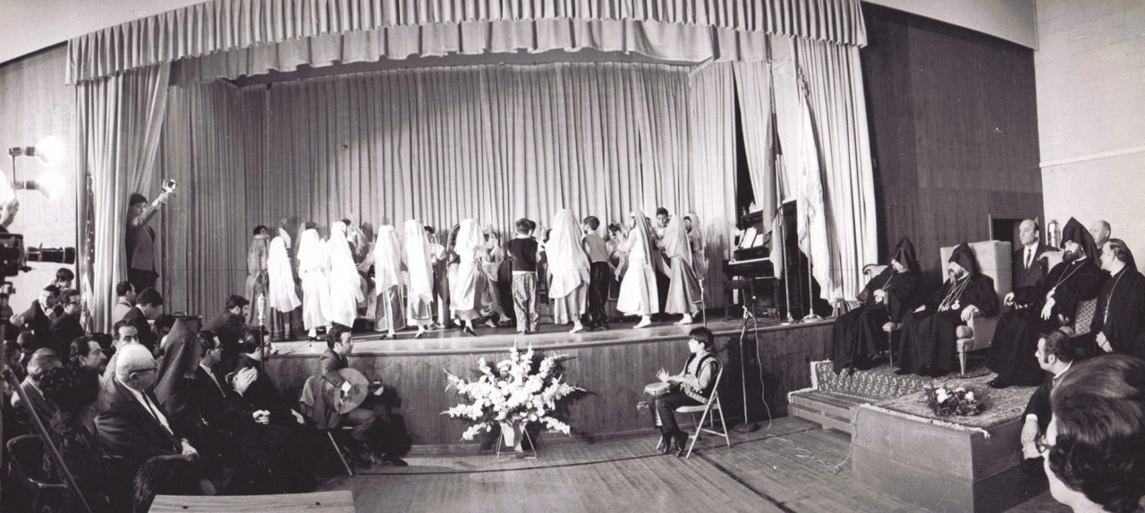 Ev wêne di sala 1968an de li Ridgefieldê, li Dêra Apostolîka Ermenîyan ya St. Vartanantz ya New Jerseyê hatîye girtin. Li milê çepê Onnik Dinkjian li ûdê dide, Ara Dinkjianê deh salî jî li enstrûmaneka postî dide. (Wêne: Arşîva Ara Dinkjian)