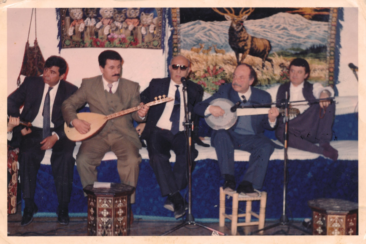 Di şeva bîranîna Celal Guzelsesî de, ku di sala 1988an de li Hêwana Werzîşê ya Zanîngeha Diyarbekirê pêk hatibû, hûnermendên mehelî jî derketibûn sehneyê. Ji çepê, Gani Takmaz, Hayri Yoldaş, Eşref Atay, Hüsnü İpekçi, Bedri Ayseli. (Wêne: Arşîva Hayri Yoldaş)