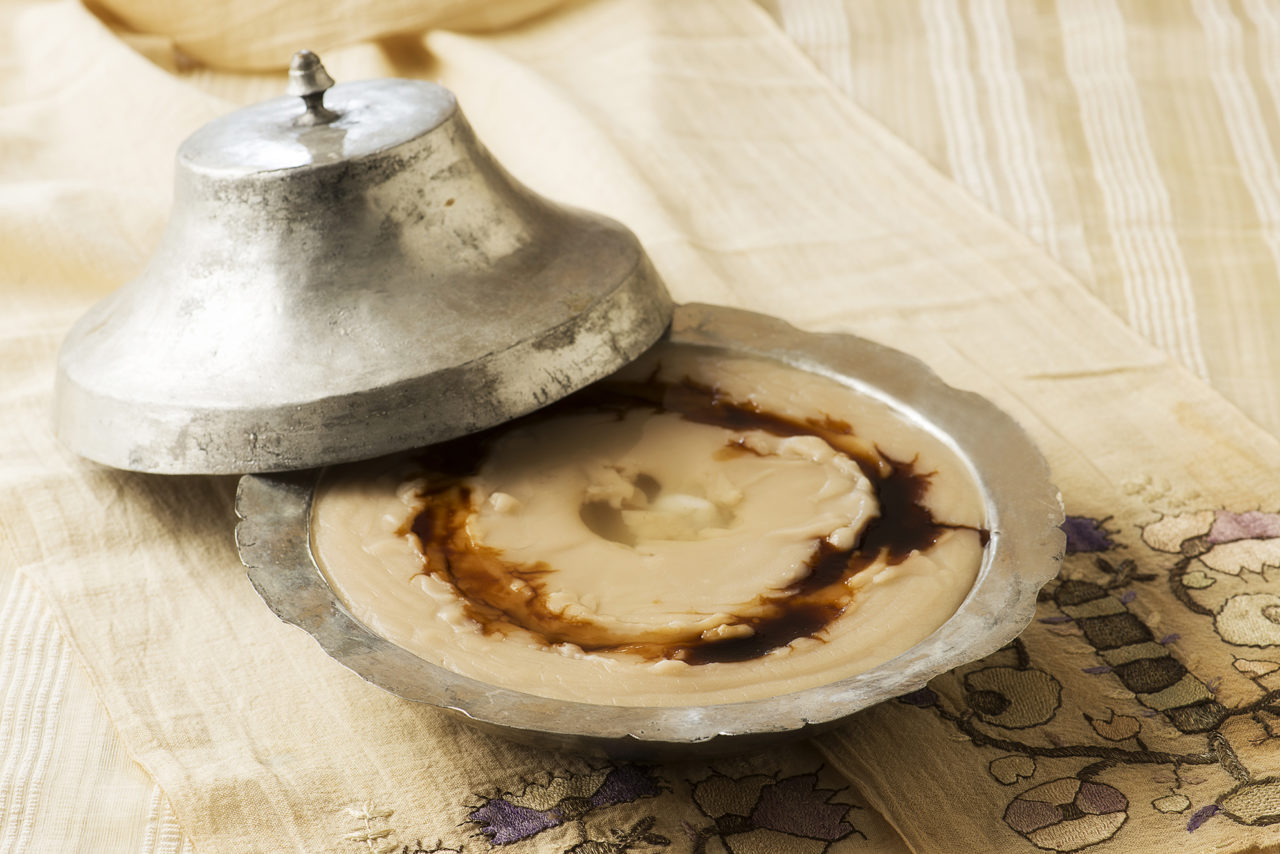 Diyarbakır kültüründe lohusa kadınlara ya da doğumun hemen ertesinde ziyarete gelenlere mahsus çok sayıda yemek var. Bunlardan biri de bebek için aileyi kutlamaya gelenlere o sırada kavrulup pişirilen “aluri caş” (un aşı). (Fotoğraf: Erkin Ön)