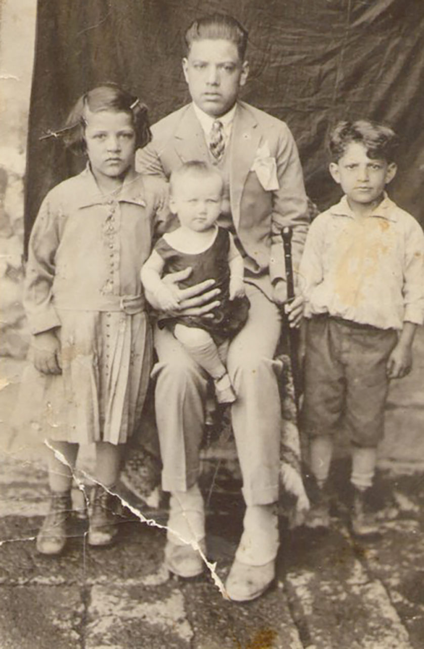 The Kırkpanturlar family of Diyarbakır. (Photograph: The archive of Oruç Ejder)
