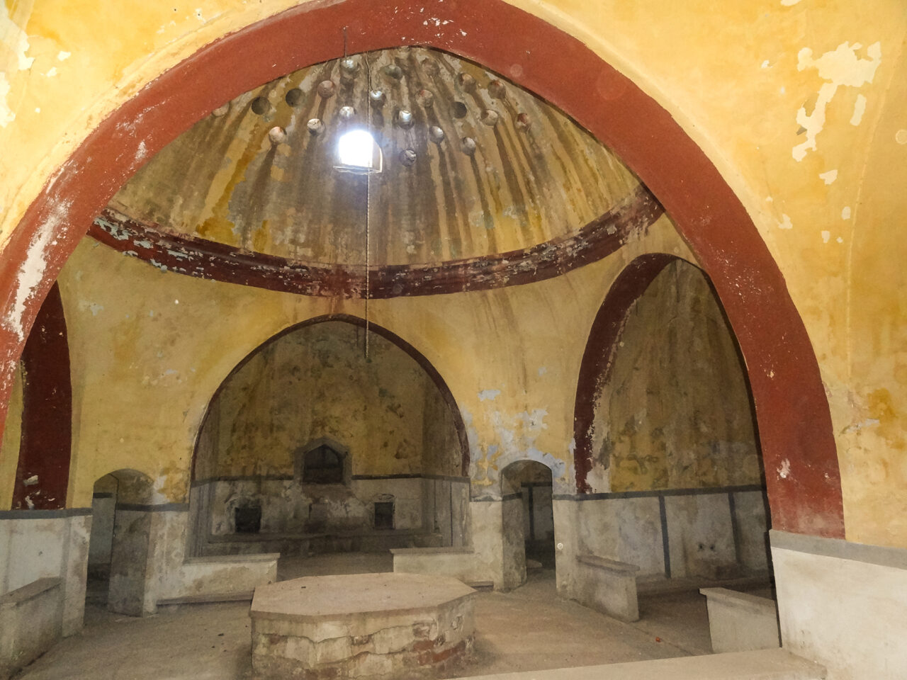 Evliya Çelebi praises the marble of the building and records that Paşa Hamamı is the work of master builders invited from Gaza and Jerusalem. (Photograph: Emine Ekinci Dağtekin, 2011)