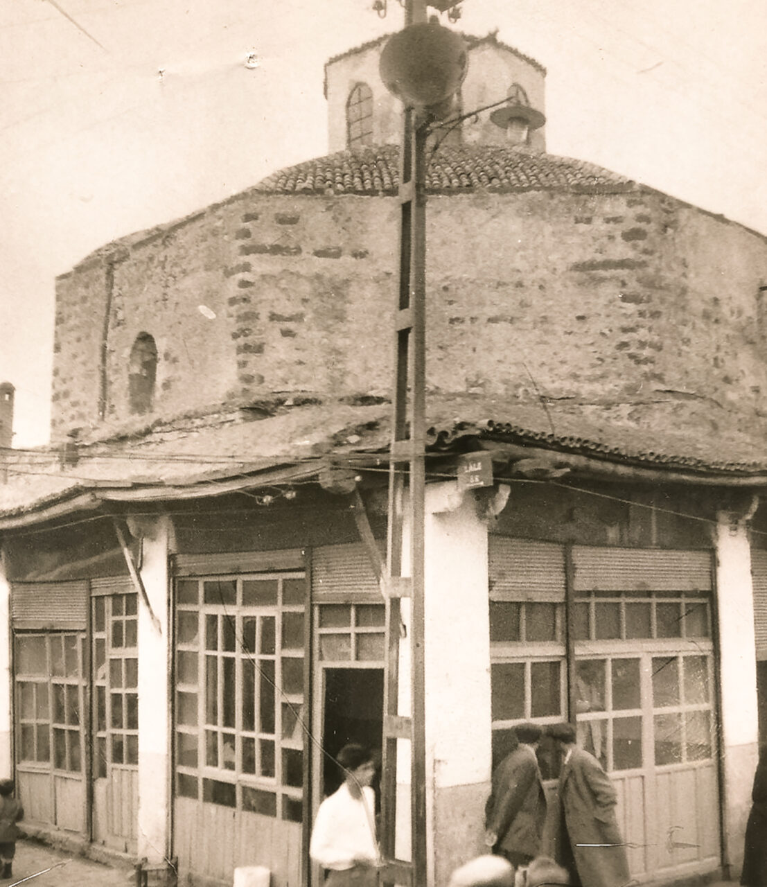 As in many other baths that were constructed as an investment of a foundation, the shops of Melik Ahmet Hamamı, too, were added to bring income for the foundation. The photograph was taken in 1967.