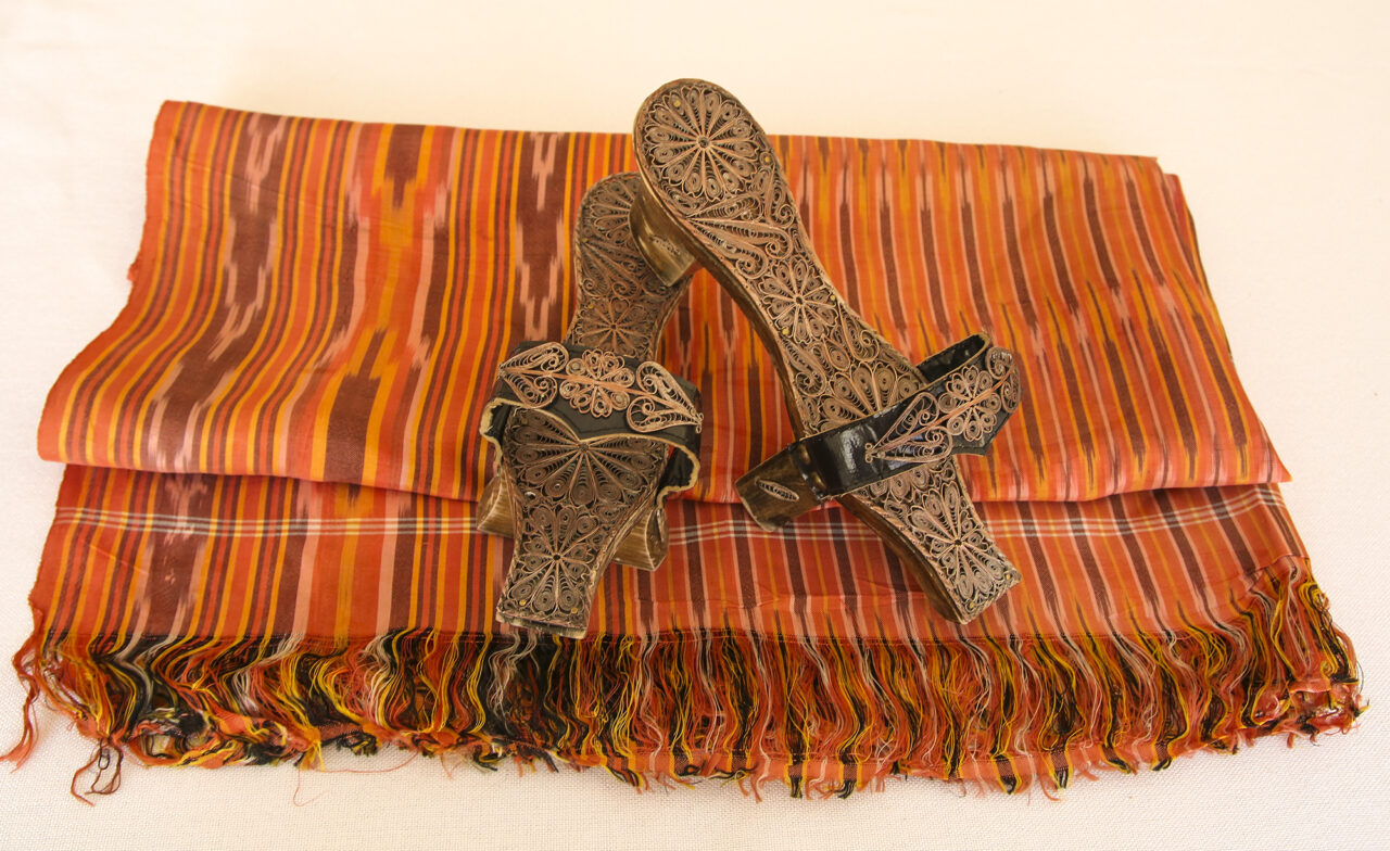 “The bride’s bath” was a day of meticulous preparation for families. The bath sack was an important part of the dowry and would often include silk peştamal [loincloths] and silver inlaid nalın [bath clogs]. (The archive of Birsen İnal, Photograph: Meral Özdemir)