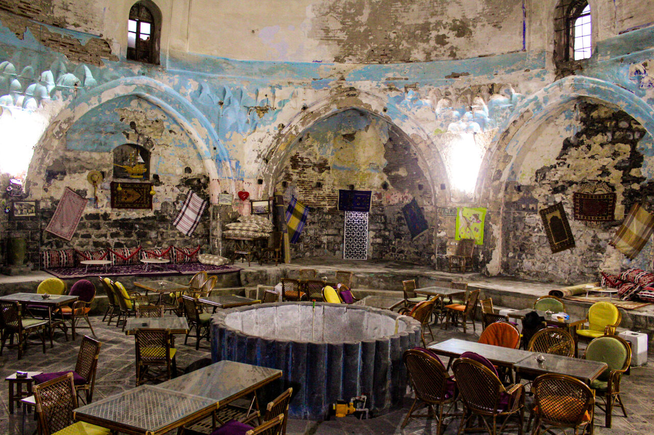Deva Hamamı is known to have been built in the 16th century. Its washing section displays a design not generally seen in other Diyarbakır baths. (Photograph: Emine Ekinci Dağtekin)