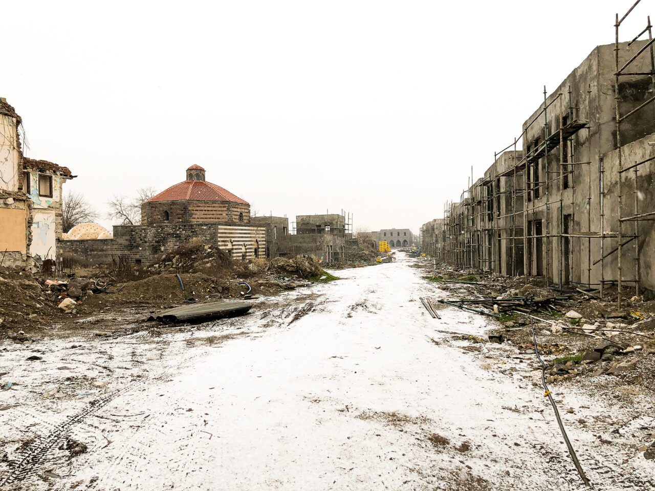 Paşa Hamamı was also damaged during the period of clashes in 2015, followed by the period of mass-demolition. While Yenikapı Street was widened, the front courtyard of the bath was demolished, and although the remaining part was renovated, the integrity of the structure was damaged. (Photograph: Dilan Kaya, 2020)