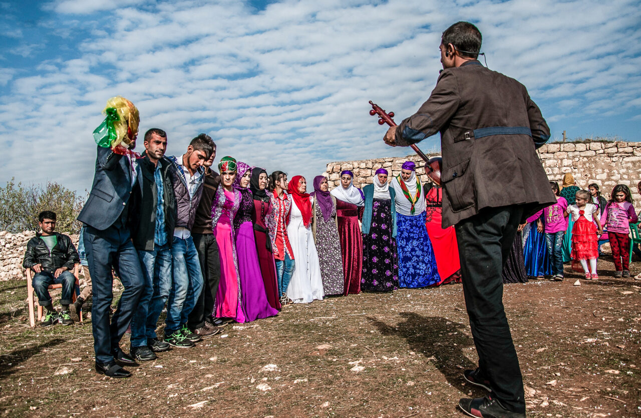 Kevneşopî qonaxa ber bi zewacê ve diyar dikin, ji amadekariya cihêzê bigire heta bi reqsên dawetan. Ev dîmen li daweteke Qerejdaxê hatiye girtin. (Wêne: Tamer Pınar)