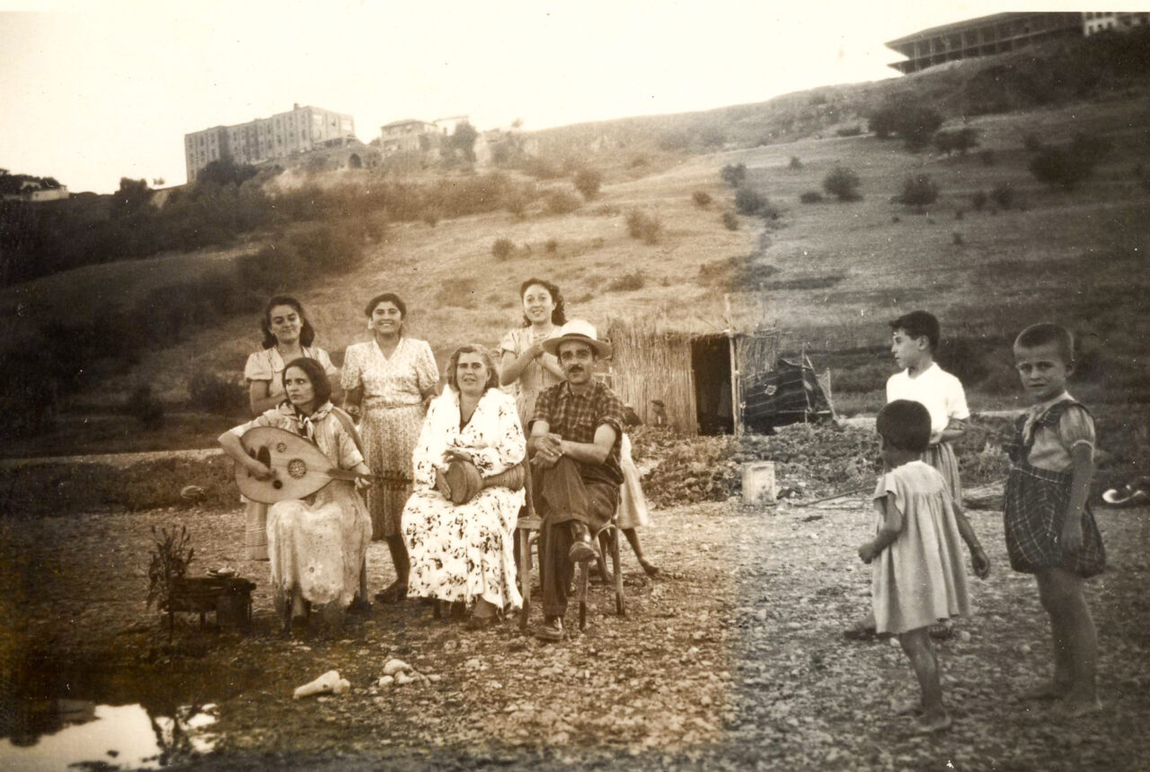 Dicle kenarında “istirahati” uzatmak isteyenler, kimi zaman sazdan ve kamıştan yapılan “hülle”lerde kalırdı. Fotoğraf 1950’li yıllardan.