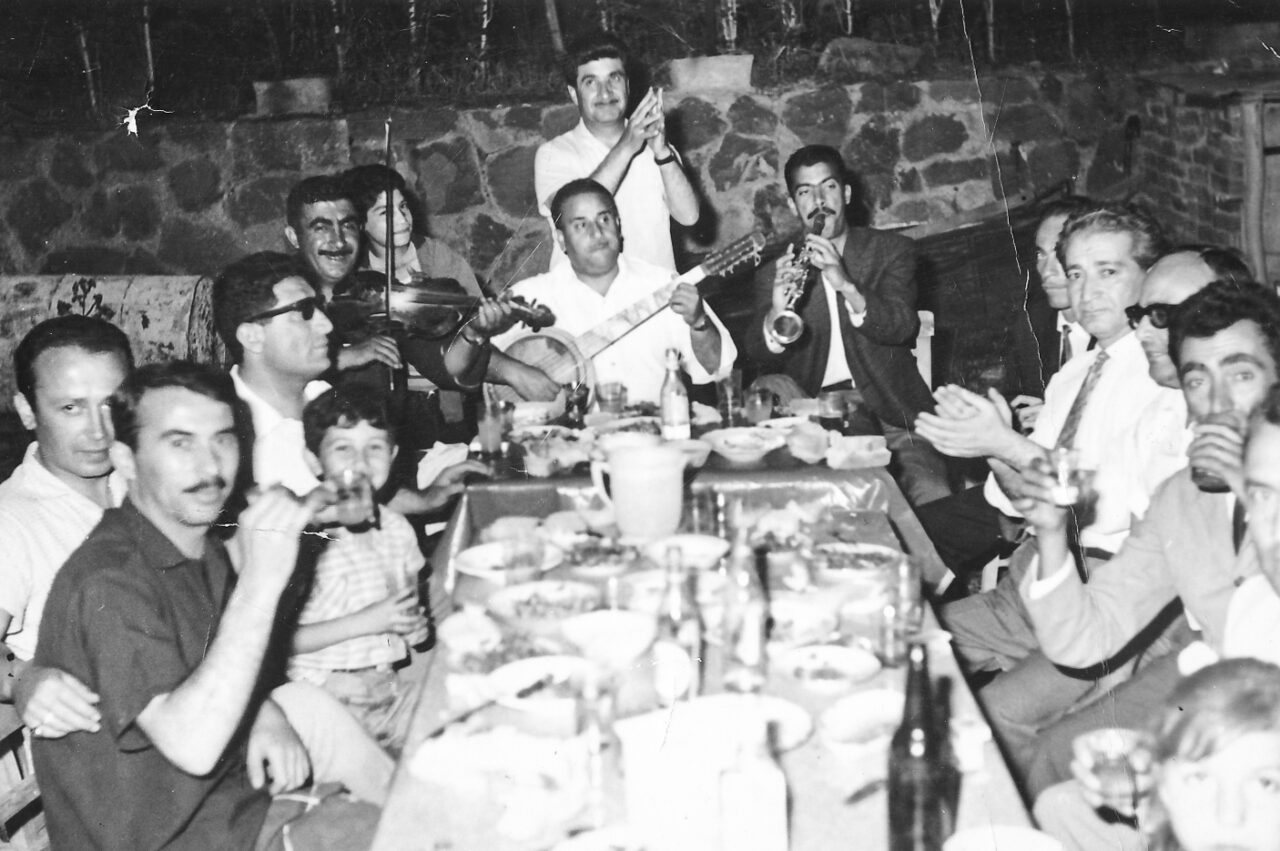 1940’larda açılmaya başlayan içkili mekânların sayısı 1950’li yıllarda arttı, eğlence hayatı da bununla birlikte bir miktar dönüşüme uğradı. (Fotoğraf: Oruç Ejder arşivi)