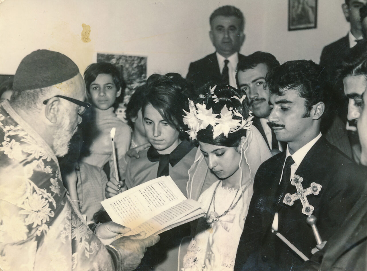 Ji merasîma zewaca jin û mêrekî ermenî li Dêra Surp Giragosê. (Arşîva Mehmet Şimşek)