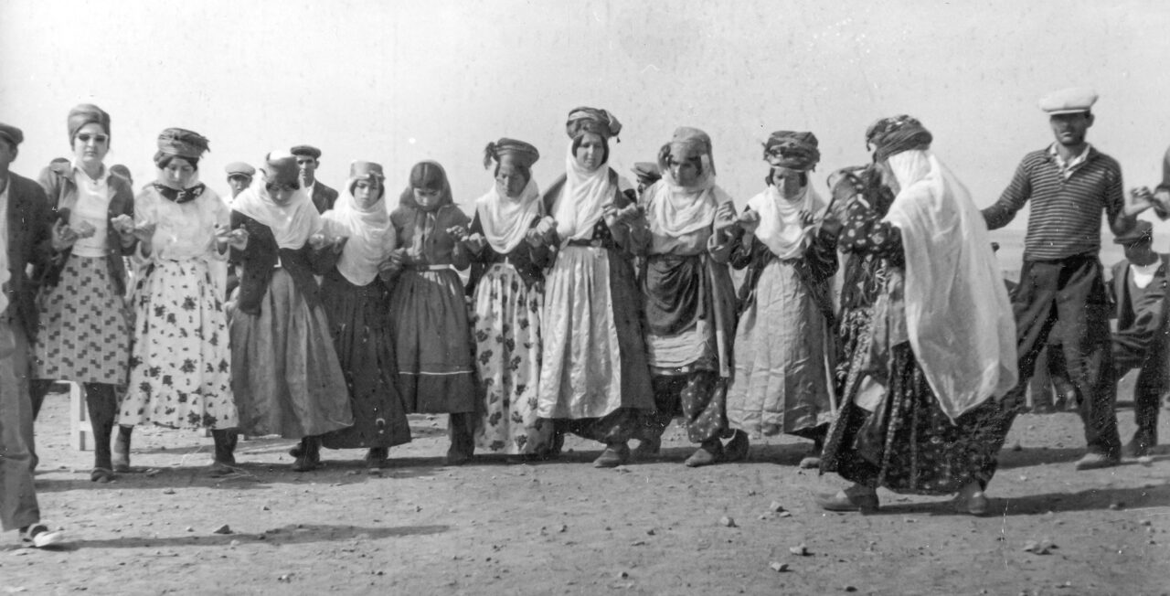 Dîlanên jinan di şahiyên nîşanê de tim bûne parçeyekî girîng ê folklora Diyarbekirê. (Wêne: Arşîva Darap Işık)