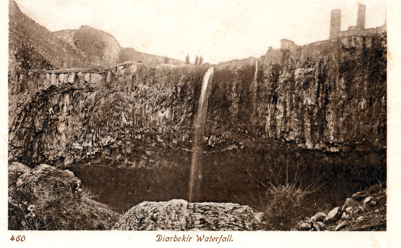 Yunus Peygamber Makamı isimli mağaranın üzerinden akan Fiskaya Şelalesi, güzel seyir terası nedeniyle her dönem rağbet gören bir yer oldu. Fotoğraf 1900’lü yılların başından. (Oruç Ejder arşivi)